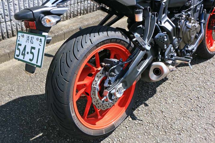 ���A�^�C���̃T�C�Y��180/55ZR17�B�u���[�L�͈�ʓI�ȃV���O���f�B�X�N