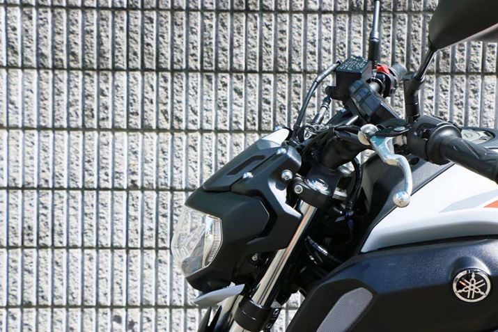 �^�����猩��ƁA���C�g�̌`��⃁�[�^�[�̔z�u�Ȃǂ���͂��ӎ����Ă��邱�Ƃ�����������