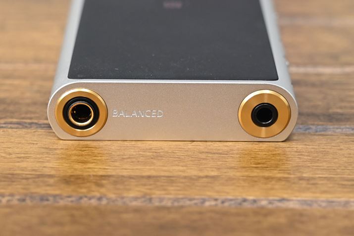 {̏㕔3.5mmAoXo͂4.4mm5ɃoXo͂p