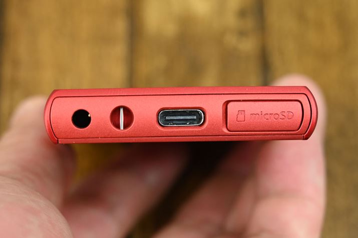 {̉ɂ́AUSB Type-C[qmicroSD[J[hXbgzu