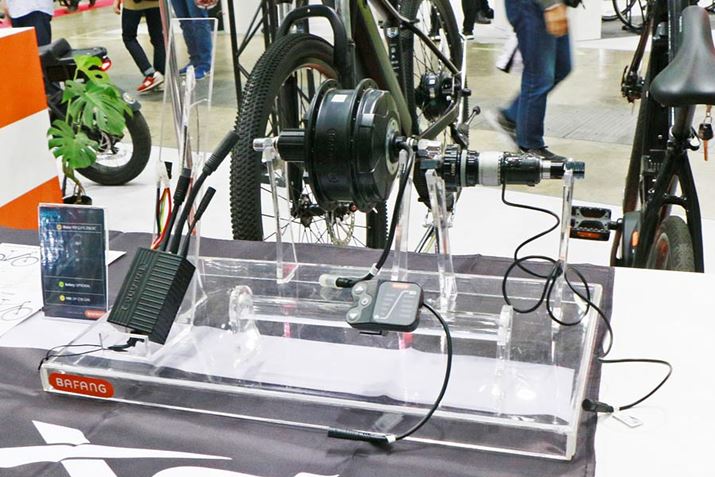 uM800vuM500vƂ͈قȂAuH400vjbg̓zC[inuj̕ɑgݍރ^CvƂȂ