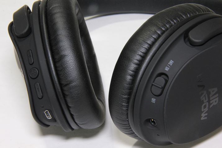 ʒȂǂ̃{^͉EɁAmCYLZO@\ON/OFF̃XCb`͍ɗpӂĂ