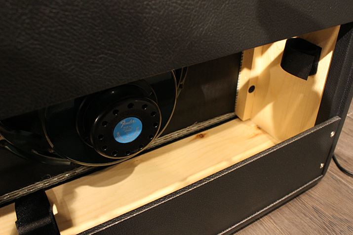 V^fWf̓RpNgłċ͂ȃXs[J[𓋍ځBpCނ̖邢FؖڂۓI