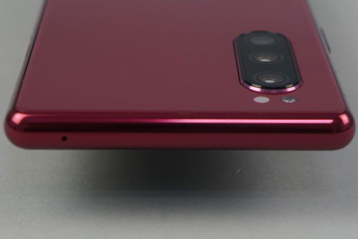 {fBʂɒ[qނ͂ȂBXperia 1Ɠwbhz[q͔p~ꂽ