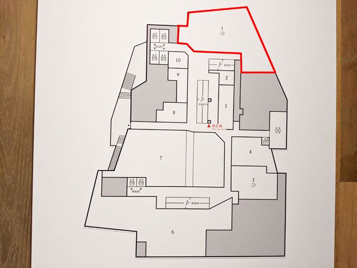 uGG Shibuyav̏ꏊ́AC[XgGXJ[^[オڂ̑OiԘgj