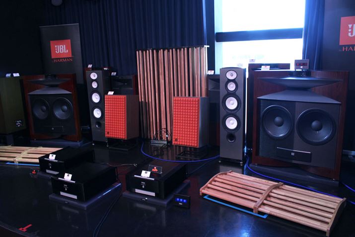 Cxg̃ZbeBO̗lqB3Ԃɂ킽A܂܂ȃVXeōĐ{悤