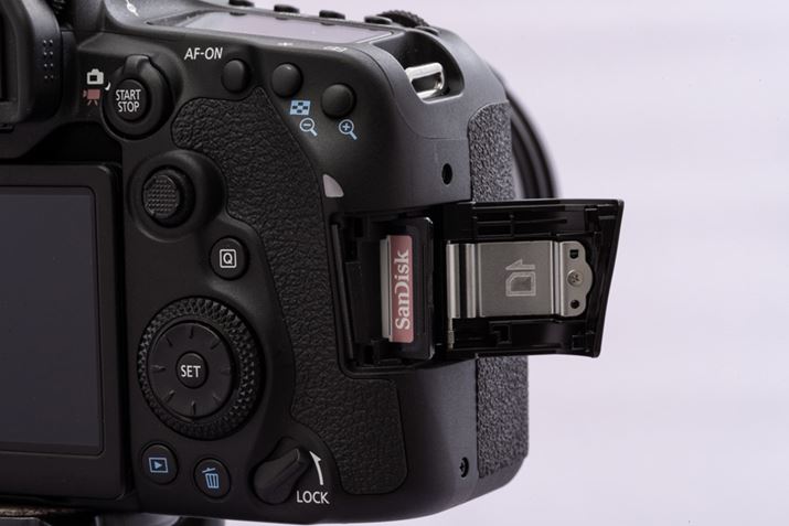 �J�[�h�X���b�g��SD UHS-II�Ή���1�X���b�g�Ȃ̂́A��ʋ@��Ƃ̈Ⴂ��1��