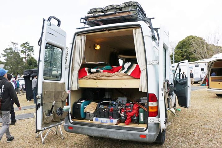 㕔̃hAJƁAZԂI 㕔xbhAɎdςރXy[XƂȂĂ