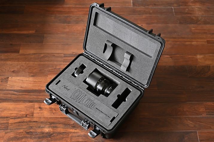 CT-101̓BY\}󂳂ꂽJo[̉ɂ[݂Ă