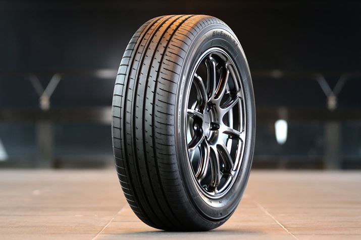 2020N2ɔ\̃NXI[o[SUVT}[^CuBluEarth-XT AE61v