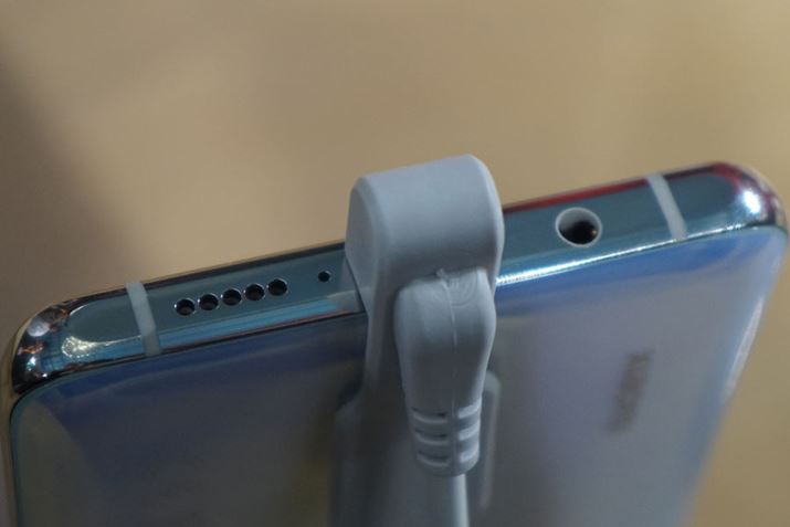 �{�f�B���ʂɂ́A�L���b�v�ŕ����Ă��镔����USB Type-C�|�[�g�ƁA�w�b�h�z���[�q�����ڂ���Ă���