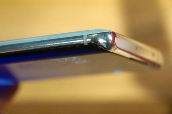 5,260mAh�̑�e�ʃo�b�e���[�𓋍ڂ��Ă��邽�߁A���݂͂���Ȃ�ɂ���