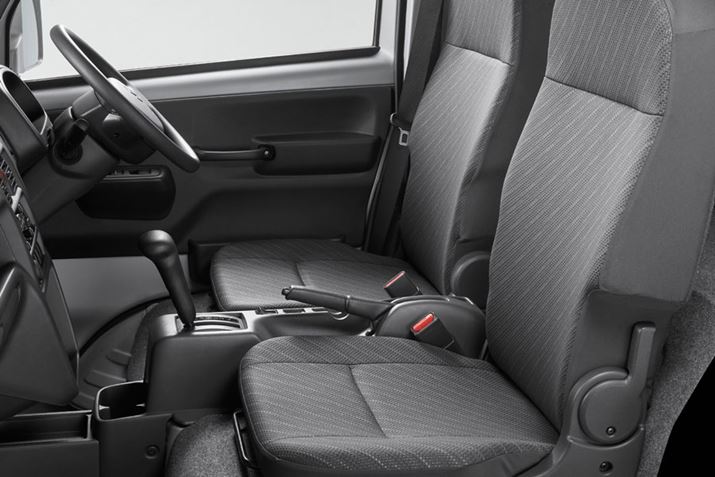 �ԓ��͈ꌩ�A��ʓI�Ȍy�g���Ɠ����悤�Ȋ����B�V�[�g�͉^�]�Ȃ�180mm�A����Ȃ�100mm�X���C�h�ł���