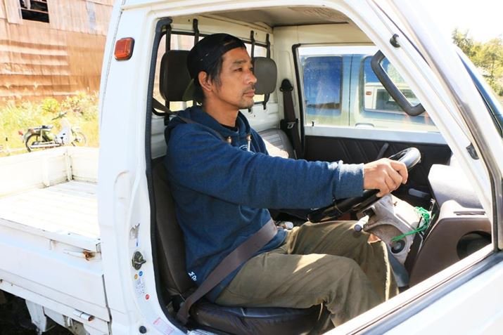 1985�N���L�����C�̉^�]�Ȃɍ������J�{����i�g��168cm�j�́A�������イ�������Ɍ�����