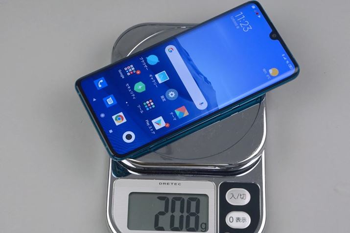 �d�ʂ�208g�B5000mAh�ȏ�Ƃ�����e�ʃo�b�e���[��������Ă��邽�߁A���Ȃ�̏d�ʋ���