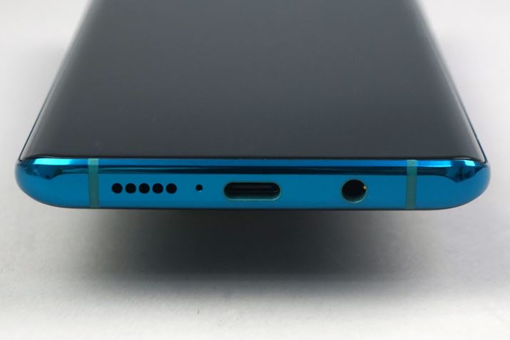 �{�f�B���ʂɂ́A�X�s�[�J�[�AUSB Type-C�|�[�g�A�w�b�h�z���[�q���z�u�����