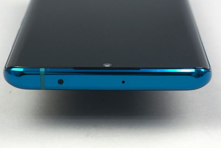 �{�f�B��ʂɂ́A�}�C�N�ƁA�ԊO���u���X�^�[����������Ă���