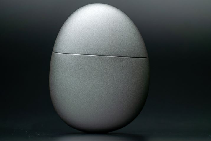 ��Ώ̂̃I�[�o���^�̃f�U�C���B�T�C�Y�͖�50�i���j×20�i���݁j×65�i�����jmm�A�d���͖�50g�ƂȂ��Ă���