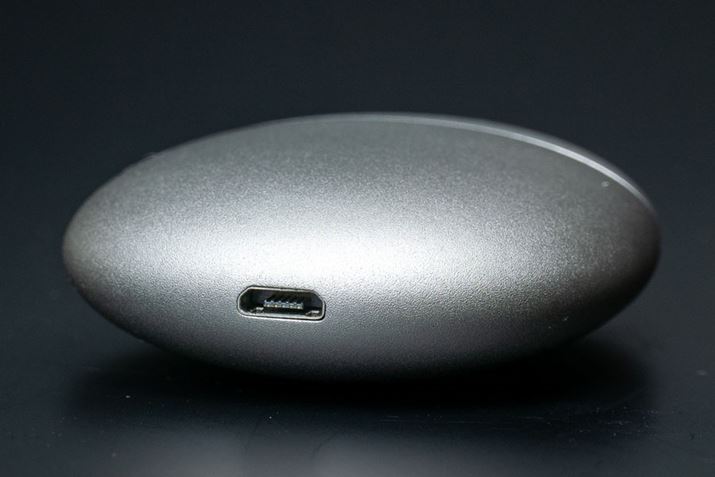 ��ʂɂ�micro USB�[�q�𓋍ځB�����̃P�[�u�����Ȃ��A�������͐�p�N���[�h���ɃZ�b�g���ď[�d����