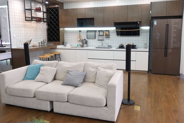 �\�t�@�̌��ɂ̓t���A�X�^���h�t���̃��A�X�s�[�J�[