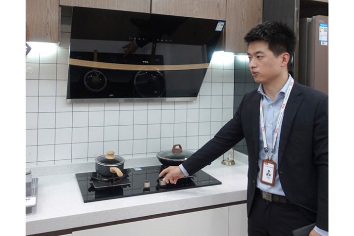 �R�����𗘗p���Ȃ��Ƃ��͎����Ńt�[�h������̂ŁA��y�ɏȃX�y�[�X