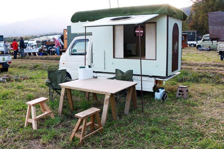 ΑɂЂJƁA傫ȑoBɁAeX̂悤ȋԂ