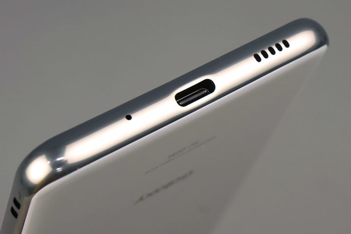 �{�f�B���ʂɂ�USB Type-C�|�[�g����������Ă���BUSB PD�K�i�ɑΉ�����}���[�d�ɑΉ�