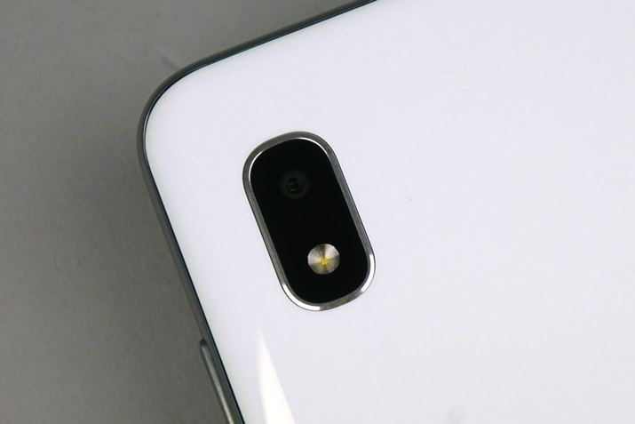 �w�ʂɔ���郁�C���J�����͖�800����f�̃C���[�W�Z���T�[���g�p�B�J����1��݂̂̃V���v���ȃJ������