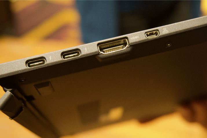 {̍ʂɂThunderbolt 3|[g×2ɉāAHDMI|[gƐpLANA_v^[p|[gĂ܂