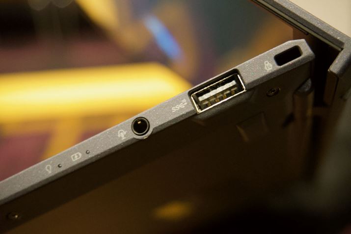 {̉Eʂɂ3.5mmCzWbNAUSB 3.1|[gAZLeBC[̎t܂