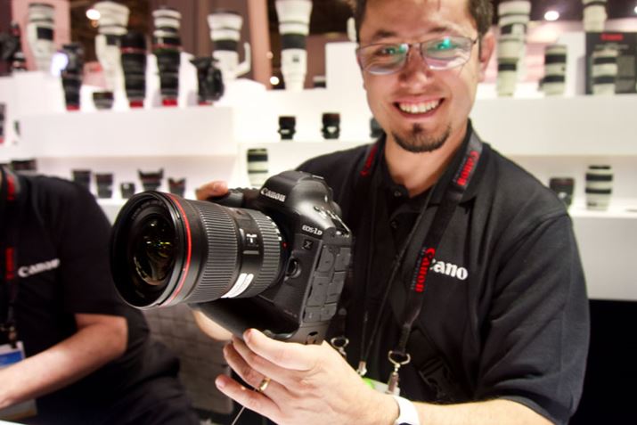 uEOS-1D X Mark IIIvƂΖʁBu[Xł̓LmUSÃX^bt񂪏ڂĂ܂