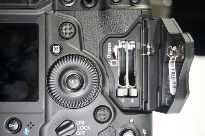 CFexpress[J[hiType BΉjXbgQĂ܂