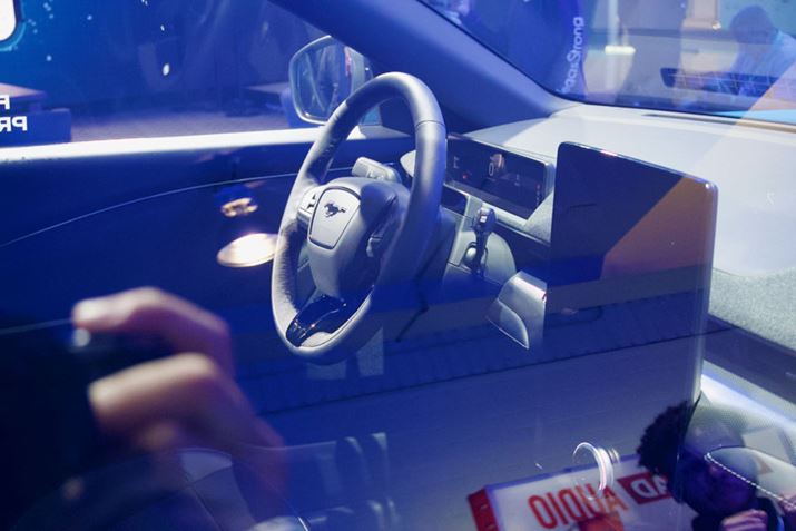 eX̂悤ȑ^fBXvC^]Ȃ̉EeɔĂ܂