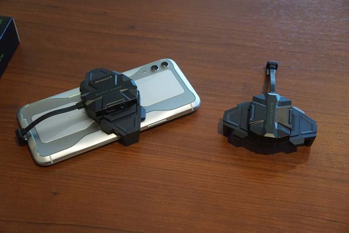 �u2 in 1 �Q�[�~���O�A�_�v�^�v�̓X�}�[�g�t�H���̑��ʂ�����ŁAUSB Type-C�|�[�g�ɐڑ�����