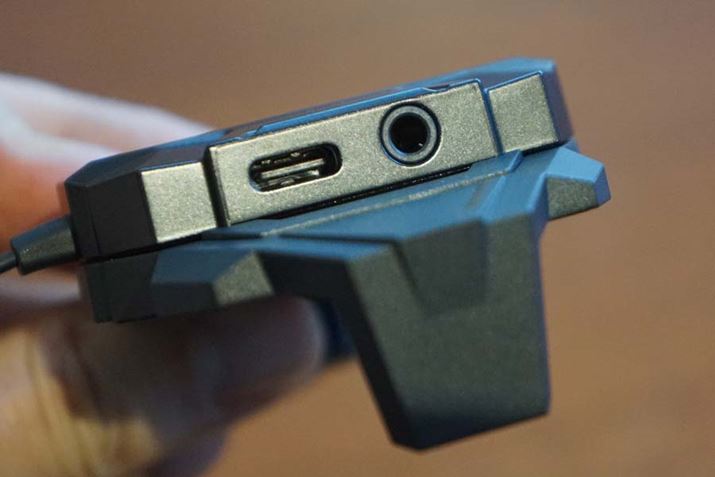 USB Type-C�|�[�g�ƗL���̃w�b�h�z���[�q���e1�������