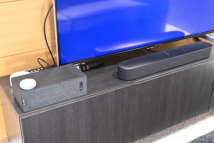 ���\��ł́A�uSYMFONISK�v��Sonos�X�s�[�J�[��g�ݍ��킹���f�����X�g���[�V�������s��ꂽ