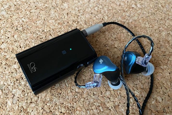 NF AudiouNA1vƂ̑gݍ킹ŎiLDACŐڑĂ邽LED͗΁j