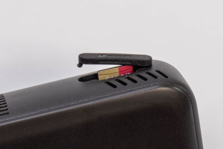 ʂɁA{̃Xg[W64GBɉāAő256GB܂ŗeʂgłmicro SD J[hXbg𑕔