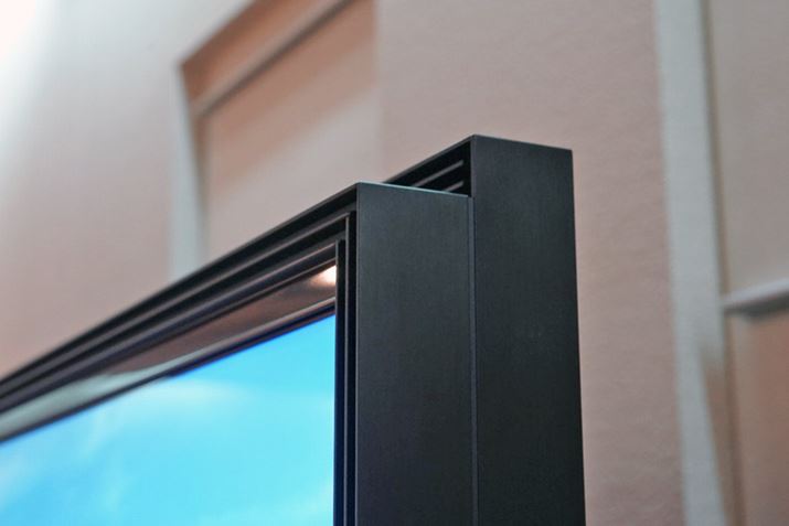 ʏ㕔ɂXs[J[𓋍ڂuAcoustic Muti Audiov̗p