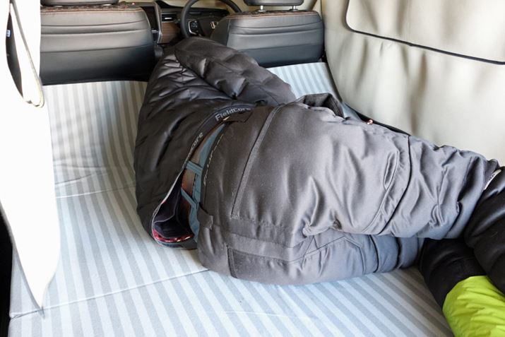 M҂́AQԂۂɔwɌԂłĂ܂