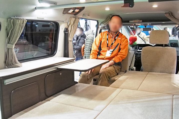 2ڂ̃V[gWJɂɂAe[uݒu΁AƂ낰Ԃł