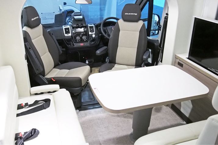 ^]ȂƏȂ]6lŃe[u͂߂郊rOXy[X