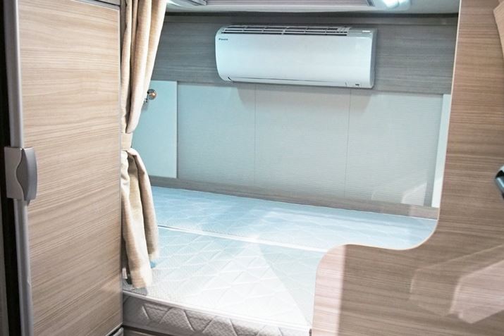 ԑ̂̌㕔ɂ2lԑ̂ɑ΂ĉɐQxbh𑕔BԒ6ŁAAQ4