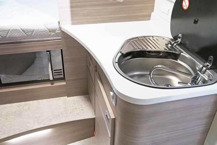 ܂ŏЉfƂ͈قȂAԓŗĉ߂BVNŐ􂢂̂₷