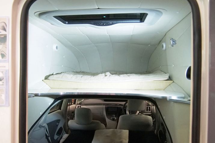 VF̒̃xbhɂ2AQ\Bԓ̃Xy[Xƍ킹āAő4lQ