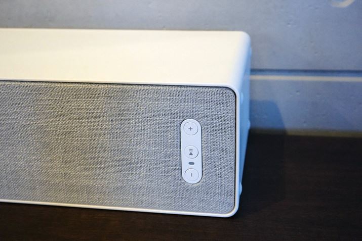 �{�̃t�����g�ɂ́A�Đ�/��~�Ɖ��ʒ����{�^�����p�ӂ���Ă���