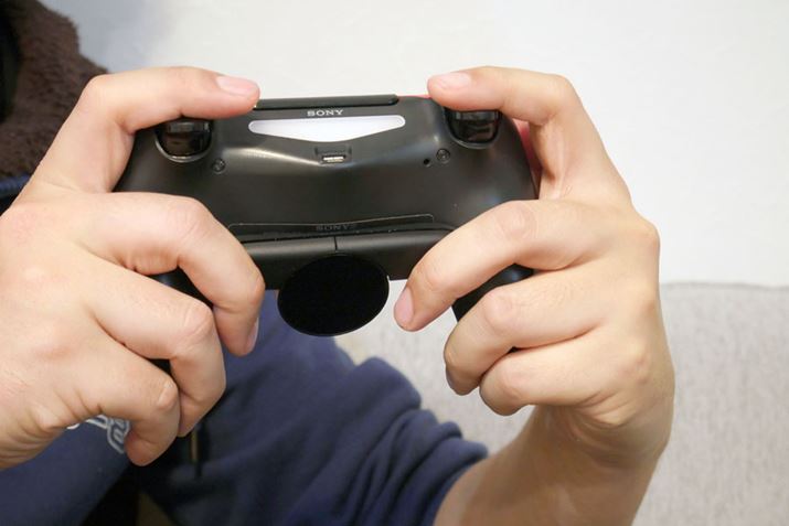 uDUALSHOCK 4vɑƁA傤ǃObv̏㕔Ƀ{^zu悤Ȑ݌v