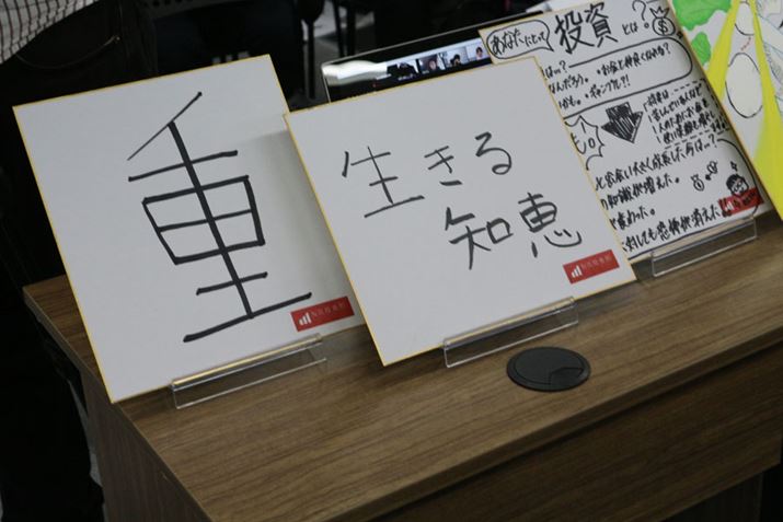 񍐉̉ɂ́AuȂɂƂēƂ́HvƂɑ΂1lЂƂ̓Fׂꂽ