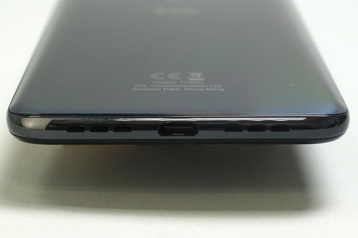 �{�f�B���ʂɂ�USB Type-C�|�[�g���z�u�����