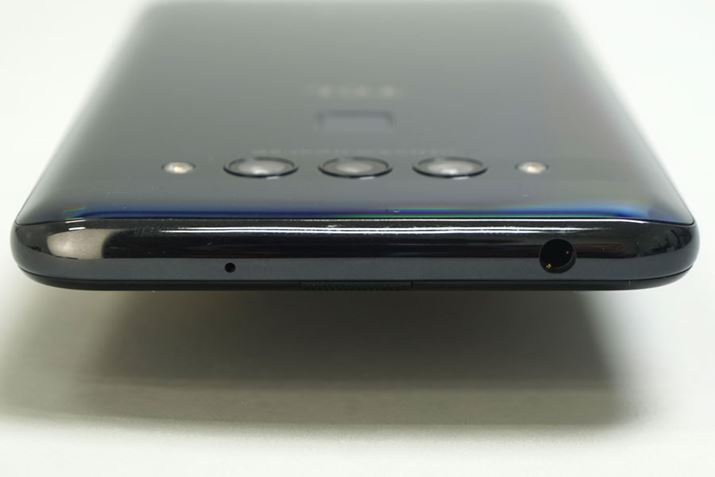 �{�f�B���ʂɂ̓w�b�h�z���[�q���z�u�����